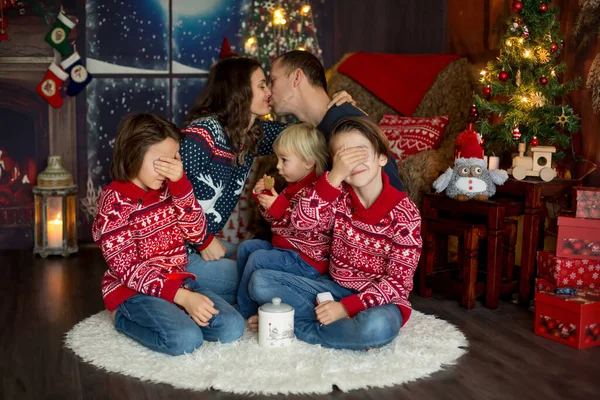 Happy smiling family, mom, dad and three boys, having family por — Stockfoto