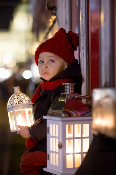 Doux petit garçon tout-petit, tenant une lanterne et un ours en peluche chez ni — Photo