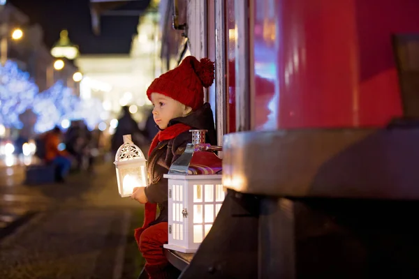 Menino pequeno doce, segurando lanterna e um ursinho de pelúcia em ni — Fotografia de Stock