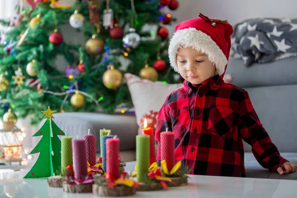 Nära porträtt av vackra barn blond pojke, belysning bivax — Stockfoto