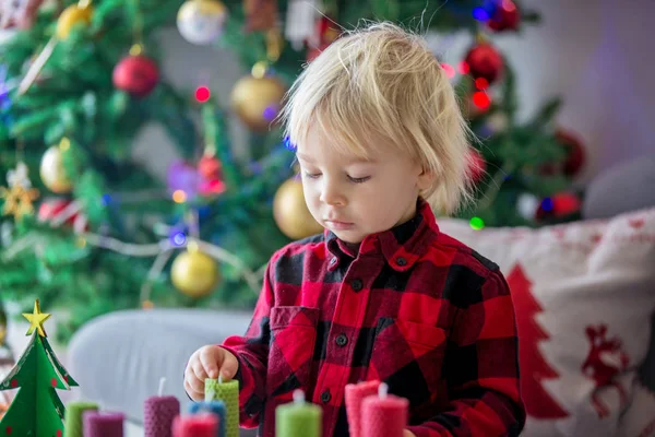 Nära porträtt av vackra barn blond pojke, belysning bivax — Stockfoto