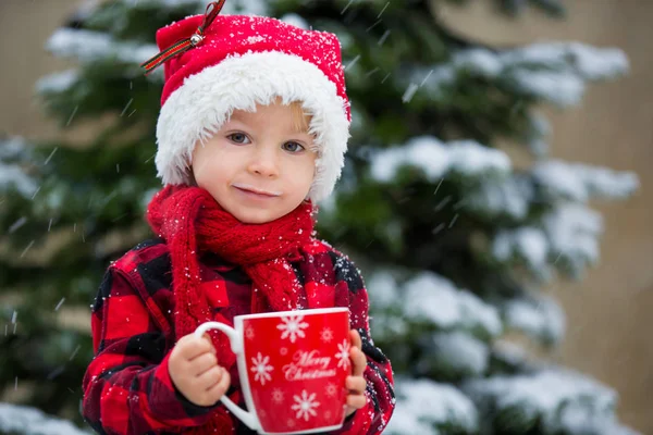 Lief mooi peuter jongen, vasthouden kopje met warme melk, drinken — Stockfoto