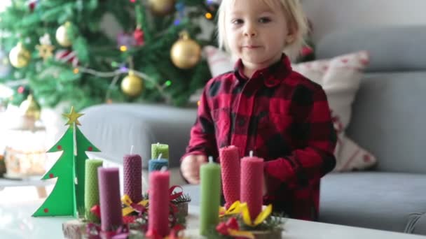 귀여운 금발의 아이가 플라스틱을 가지고 모양을 만들고 크리스마스 장식을 있습니다 — 비디오