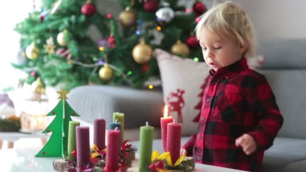可爱的金发碧眼的小男孩 玩塑料建筑 做出不同的形状 身边的圣诞装饰 — 图库视频影像