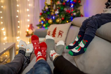 Noel çorapları içinde dört ayak, anne ve çocuklar uzanmış 