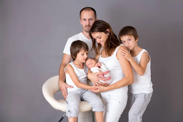 Güzel aile portresi, baba, anne ve üç erkek, arıyorum bana yardımcı olanvarmı — Stok fotoğraf