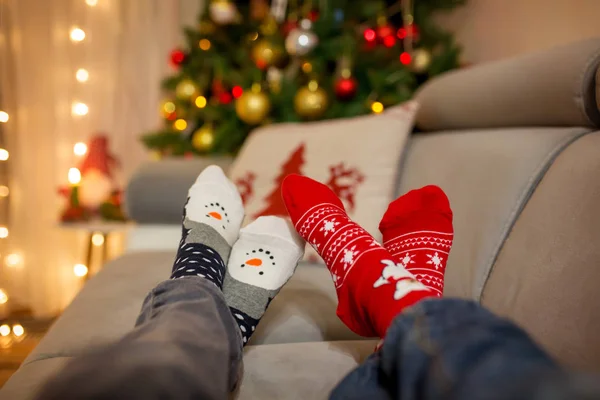 Cuatro pares de pies en calcetines de Navidad, mamá y niños acostados —  Fotos de Stock