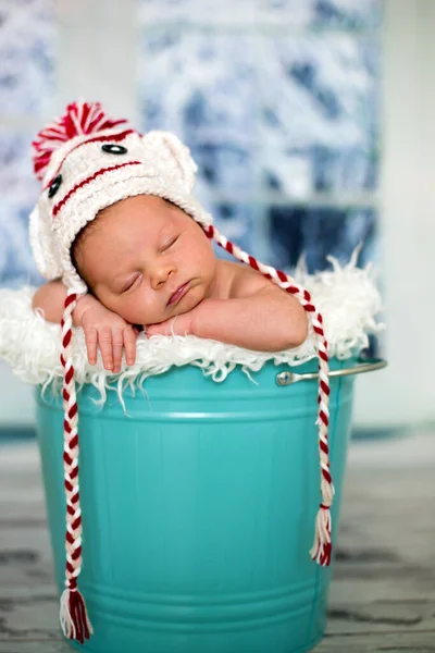 Portrait of a newborn baby boy,l wearing christmas hat, sleeping — Stock Photo, Image