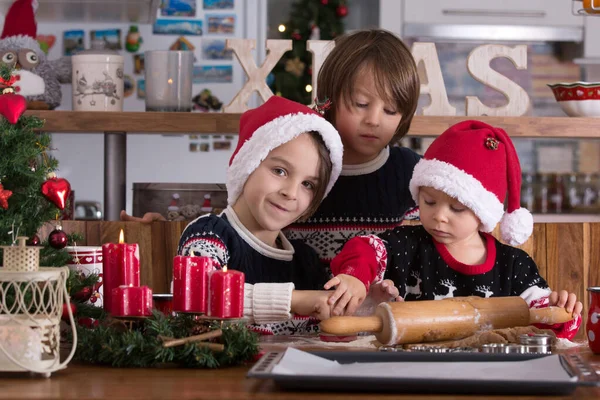 Filhos felizes, irmãos meninos, fazer biscoitos de Natal em casa — Fotografia de Stock