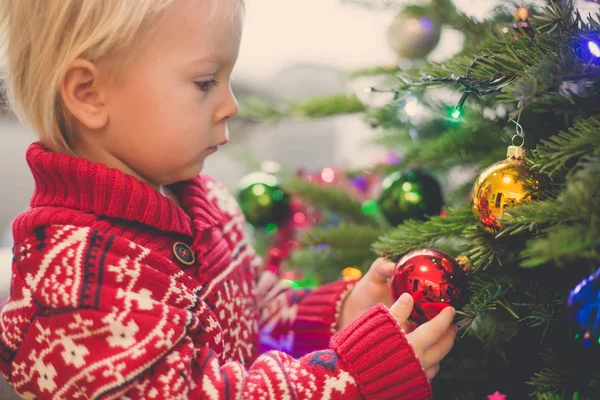 Lindo niño rubio con suéter de Navidad, la decoración de Cristo —  Fotos de Stock