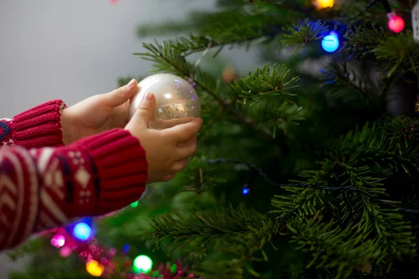 Mignon petit garçon blonde avec pull de Noël, décorer christ — Photo