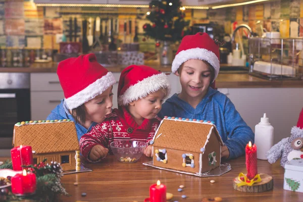 Leuke kinderen, jongen broers, versieren handgemaakte peperkoek hou — Stockfoto