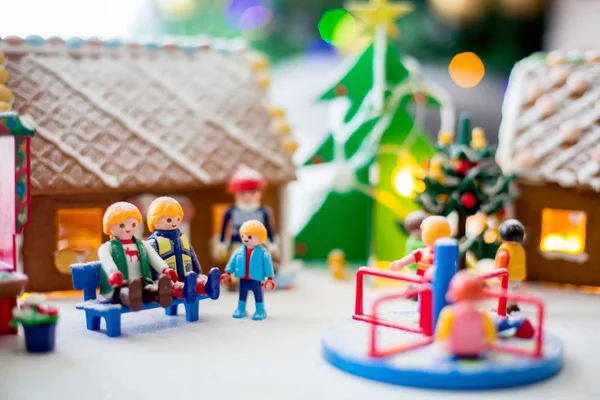Słodkie domki z piernika, wykonane przez dzieci, ozdobione zabawkami, drzewo — Zdjęcie stockowe