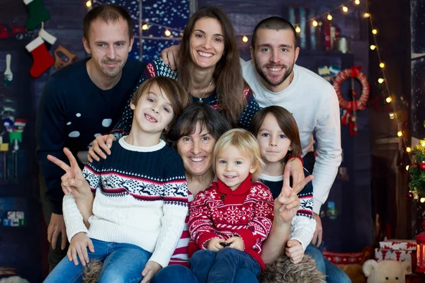 Natal família portirat em casa com três gerações — Fotografia de Stock