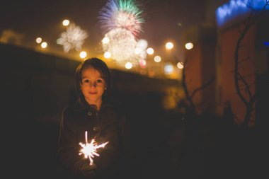 Yeni yılı kutlayan mutlu aile portresi. 