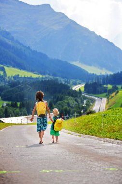 Küçük çocuklar, sırt çantaları ve sutcase ile erkek kardeşler, seyahat