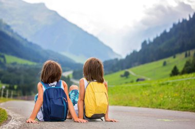 Küçük çocuklar, sırt çantaları ve sutcase ile erkek kardeşler, seyahat
