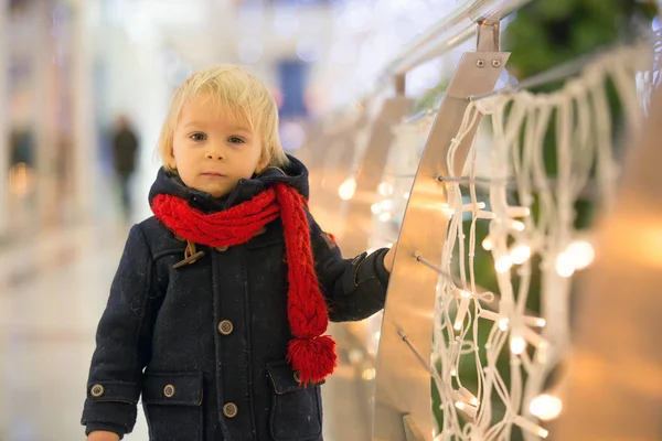 ファッション幼児男の子で市内中心部ショッピングモールオンクリスマス — ストック写真