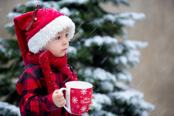Dulce niño hermoso, sosteniendo la taza con leche caliente, beber —  Fotos de Stock
