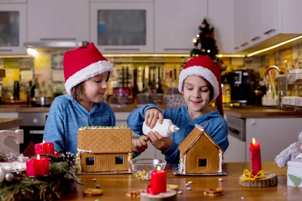 Niedliche Kinder, junge Brüder, Dekoration handgemachter Lebkuchen hou — Stockfoto