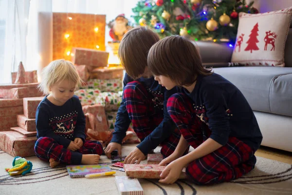 Щасливі діти, відкриваємо подарунки на Різдво — стокове фото