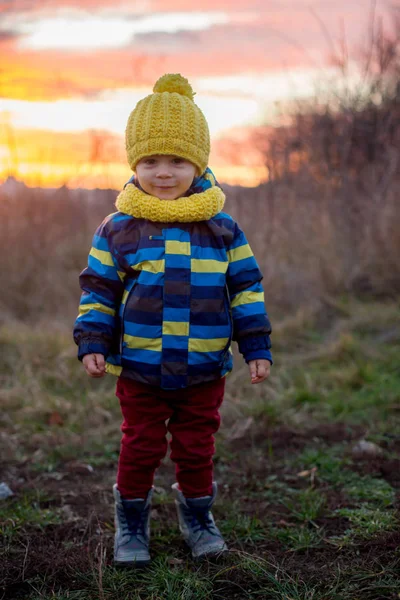 Fechar outono inverno portirait de doce menino sorrindo criança — Fotografia de Stock