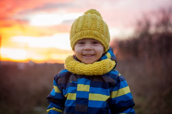 Schließen Herbst Winter Portirait von süß lächelnden Kleinkind Junge — Stockfoto