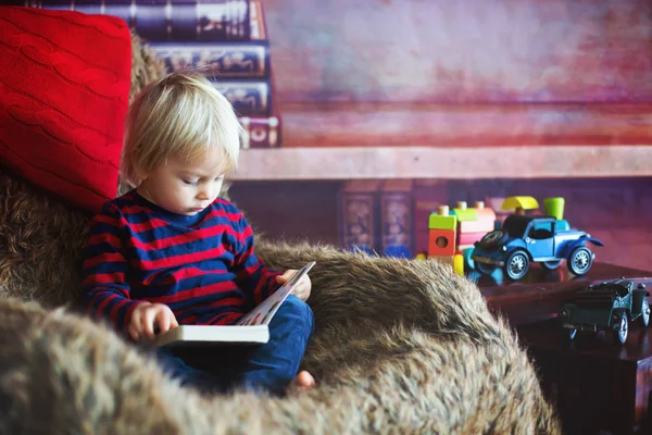 Sladký batole chlapec, čtení knihy doma — Stock fotografie