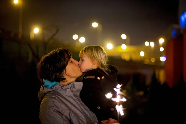 Cintura até retrato de crianças felizes comemorando o Ano Novo juntos — Fotografia de Stock