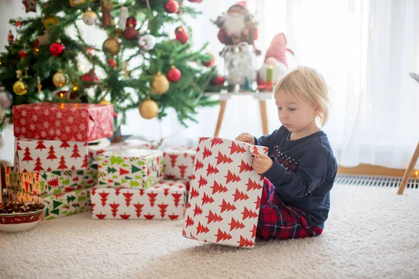 Gelukkige kinderen, cadeautjes openen op kerstdag — Stockfoto