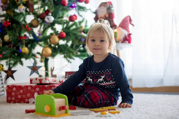 Šťastné děti, zahajovací dárky na Štědrý den — Stock fotografie