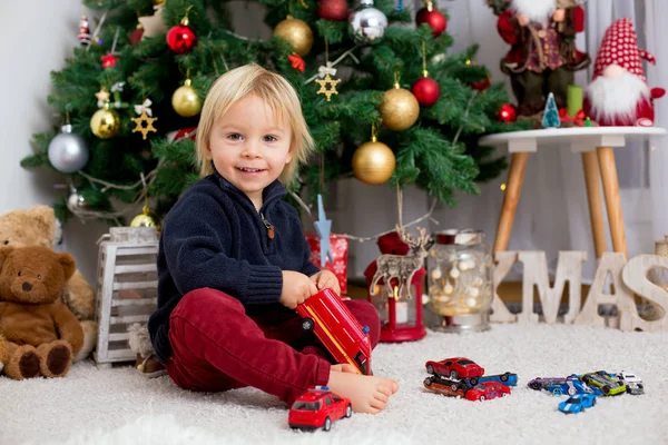 Blonde tout-petit garçon, jouer avec des jouets de voiture — Photo