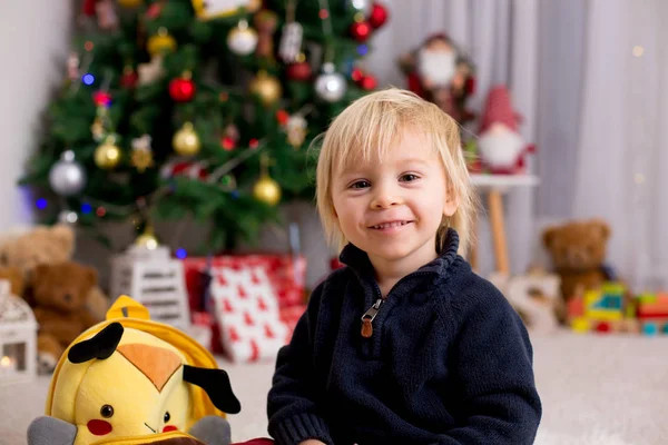 Sarışın çocuk, araba oyuncaklarıyla oynuyor. — Stok fotoğraf