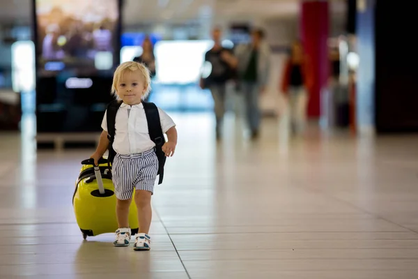 Lieve kind, jongen, wandelen op het vliegveld, het dragen van koffer en — Stockfoto