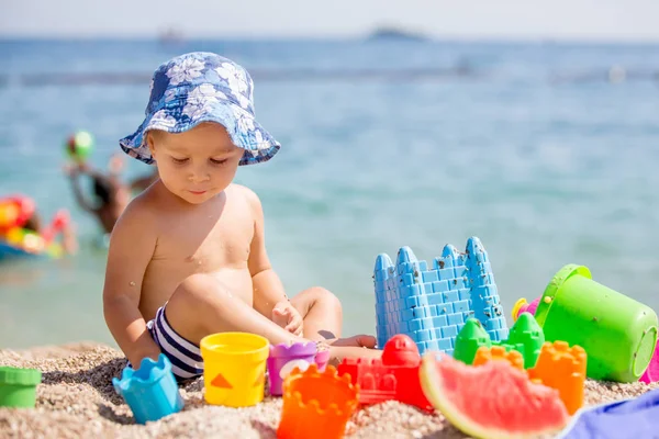 Hermoso niño de dos años de edad, niño, jugando con la playa t — Foto de Stock