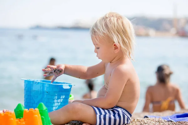 Mooie twee jaar oude peuter kind, jongen, spelen met strand t — Stockfoto