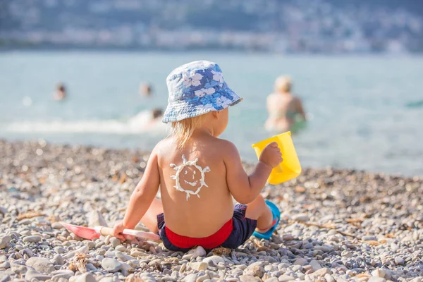 Sweet preschool boy, holding scuba mask with sunscream applied o — Stock Photo, Image