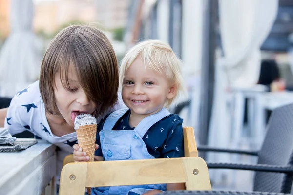 小甜的蹒跚学步的男孩，吃冰淇淋从圆锥，坐 — 图库照片