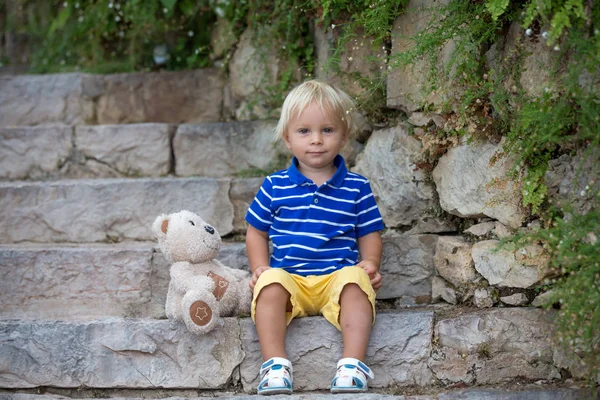 Krásný portrét mladého batolete chlapce, sedícího na kamenných schodech — Stock fotografie