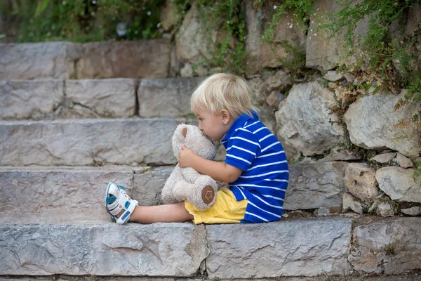 Bellissimo ritratto di giovane bambino ragazzo, seduto su scale di pietra — Foto Stock