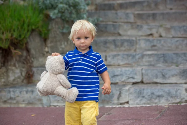 Hermoso retrato de niño pequeño, sentado en escaleras de piedra —  Fotos de Stock