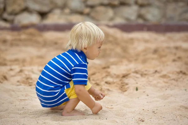 小さな幼児の男の子,遊び場で砂と遊ぶ — ストック写真