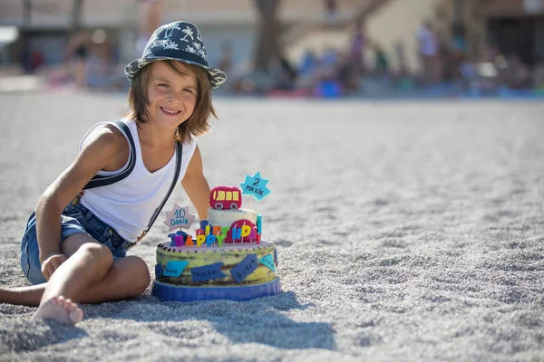 車のテーマカックとビーチの誕生日を祝う甘い男の子 — ストック写真