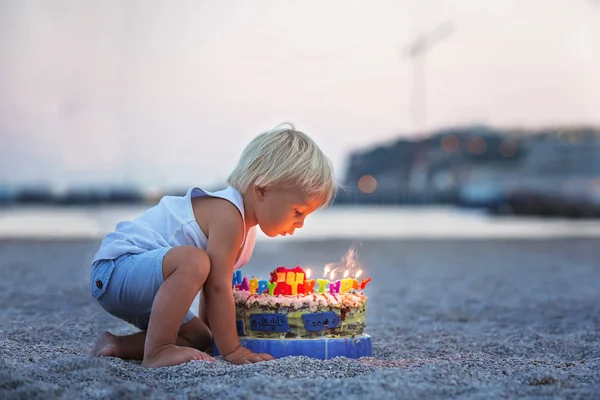 Sweet boys, celebrating on the beach birthday with car theme cak — 스톡 사진