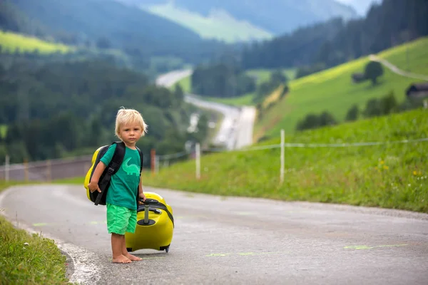 Küçük çocuklar, sırt çantaları ve sutcase ile erkek kardeşler, seyahat — Stok fotoğraf