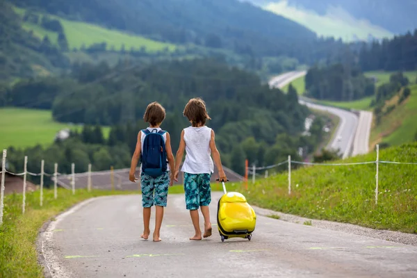 Niños pequeños, hermanos con mochilas y maletas, viajes —  Fotos de Stock