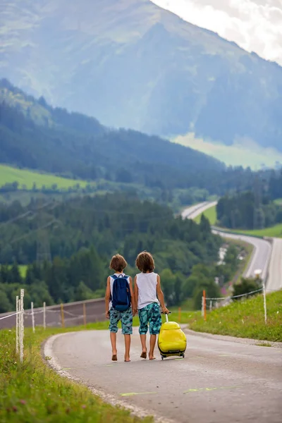 Filhinhos, meninos irmãos com mochilas e malas, viagem — Fotografia de Stock