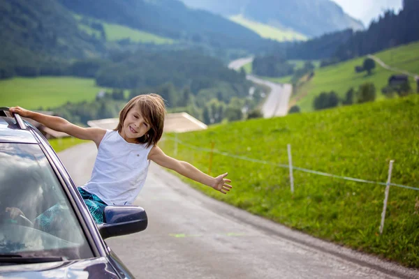 かわいい子供、車の窓から見て男の子、への道を旅 — ストック写真