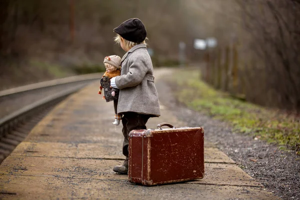 Tren istasyonunda tatlı bir çocuk, Su ile birlikte treni bekliyor. — Stok fotoğraf