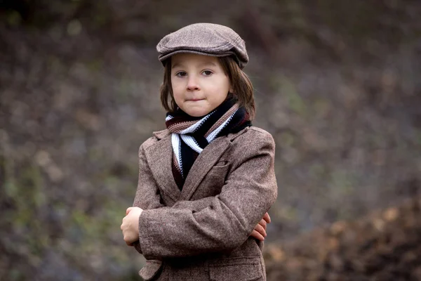 Adorable niño en una estación de tren, esperando el tren — Foto de Stock